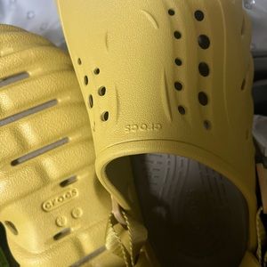 Crocs echo clog, desert grass, flip flops